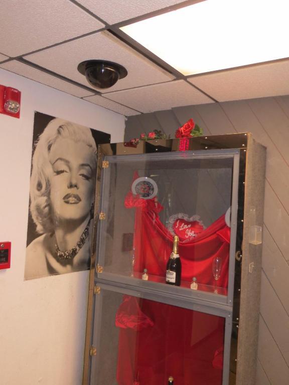 Hollywood Inn & Suites เกอร์นี ภายนอก รูปภาพ