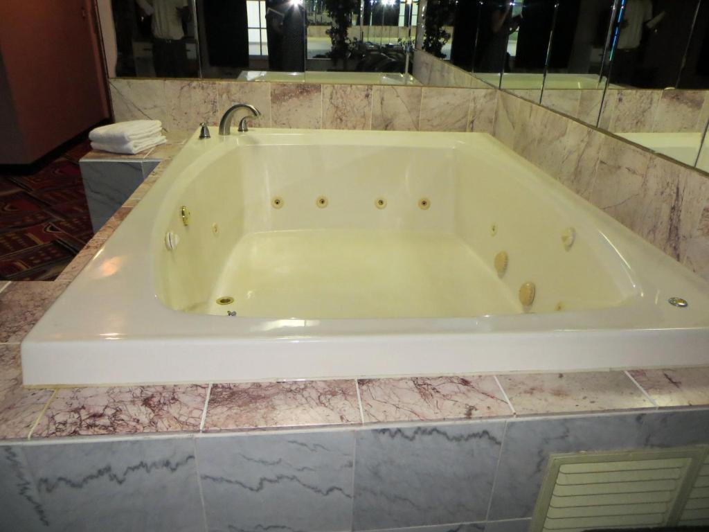 Hollywood Inn & Suites เกอร์นี ห้อง รูปภาพ