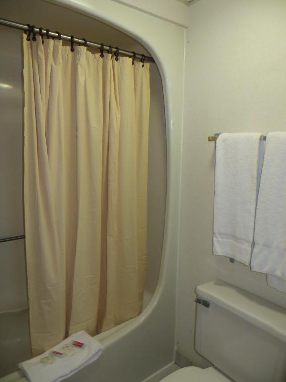 Hollywood Inn & Suites เกอร์นี ภายนอก รูปภาพ