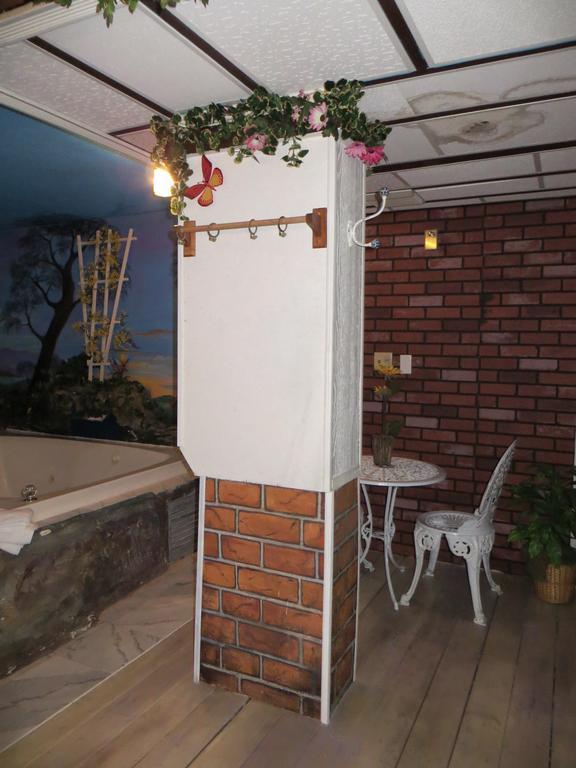 Hollywood Inn & Suites เกอร์นี ภายนอก รูปภาพ