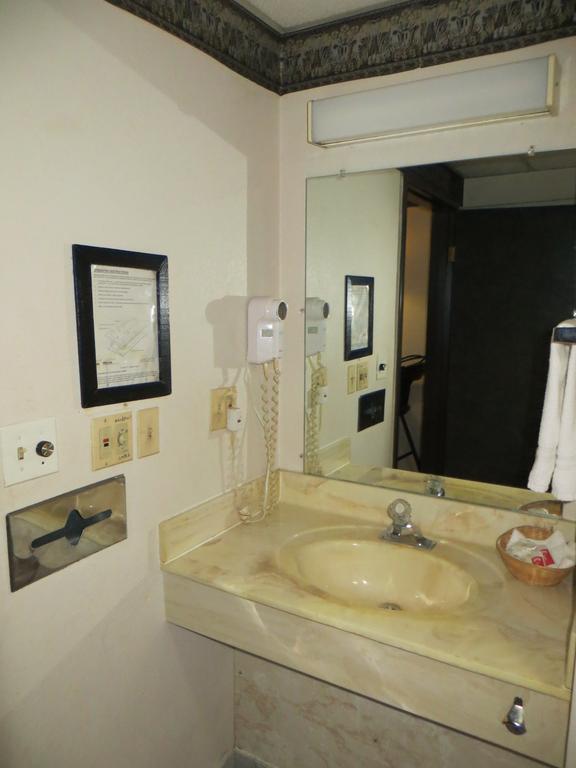 Hollywood Inn & Suites เกอร์นี ภายนอก รูปภาพ